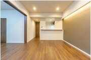 お部屋の形が綺麗なリビングの為、テーブルやソファなどの家具を一通り置くことができそうです♪