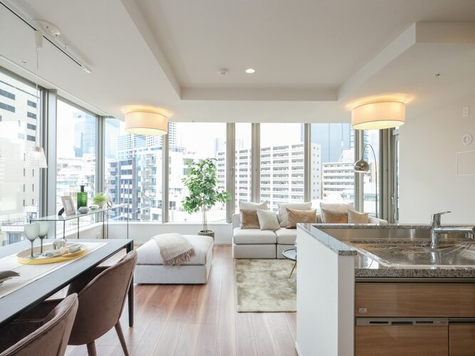 リュクスな暮らしが叶うリビングは木の温もりと上質感を味わえるお部屋です。床暖房が敷設され、大切なペットも一緒に、ご家族みなさんが一年中快適にお過ごしいただけます。 リュクスな暮らしが叶うリビングは木の温もりと上質感を味わえるお部屋です。床暖房が敷設され、大切なペットも一緒に、ご家族みなさんが一年中快適にお過ごしいただけます。