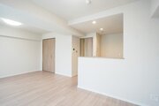 落ち着きのあるフローリングと清潔感のあるクロスが心和む空間を作り出しています。 落ち着きのあるフローリングと清潔感のあるクロスが心和む空間を作り出しています。