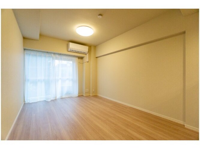 採光とライト使いで演出される落ち着きのある空間。ゆったりと伸びやかな時を過ごせそうです。