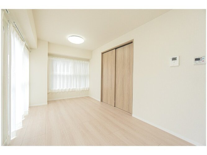 陽当り良好なLDKは、温かな陽光が帰ってきたくなる場所、安心できる場所としてリビングを演出します。 陽当り良好なLDKは、温かな陽光が帰ってきたくなる場所、安心できる場所としてリビングを演出します。