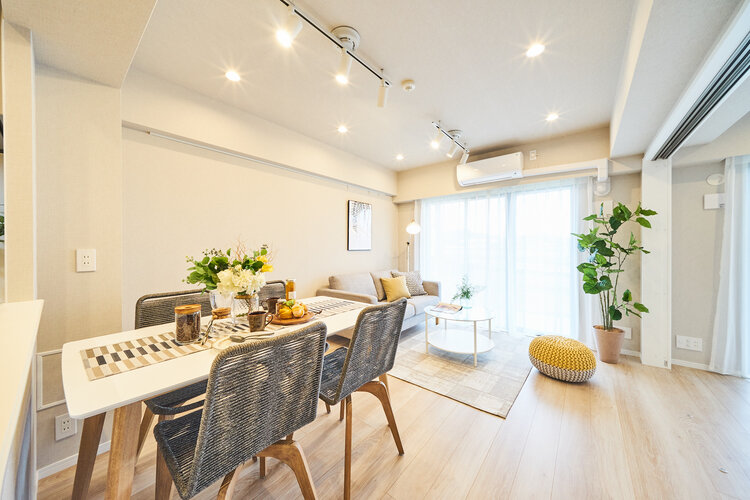 南西向きの窓が明るいリビングダイニング(約12.6帖)です。 南西向きの窓が明るいリビングダイニング(約12.6帖)です。