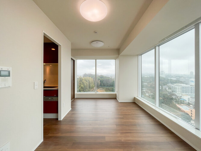 約16帖のリビングダイニングは外の景色とも相まって解放感を感じるお部屋です。 約16帖のリビングダイニングは外の景色とも相まって解放感を感じるお部屋です。