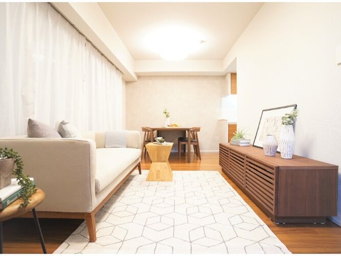 陽当り良好なLDKは、温かな陽光が帰ってきたくなる場所、安心できる場所としてリビングを演出します。 陽当り良好なLDKは、温かな陽光が帰ってきたくなる場所、安心できる場所としてリビングを演出します。