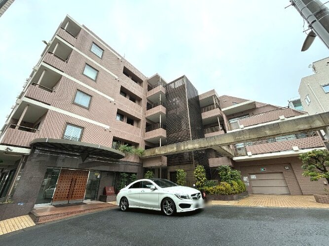 目黒駅まで徒歩8分。都市生活の利便性と充実感を得られる立地に佇んでいます。 目黒駅まで徒歩8分。都市生活の利便性と充実感を得られる立地に佇んでいます。