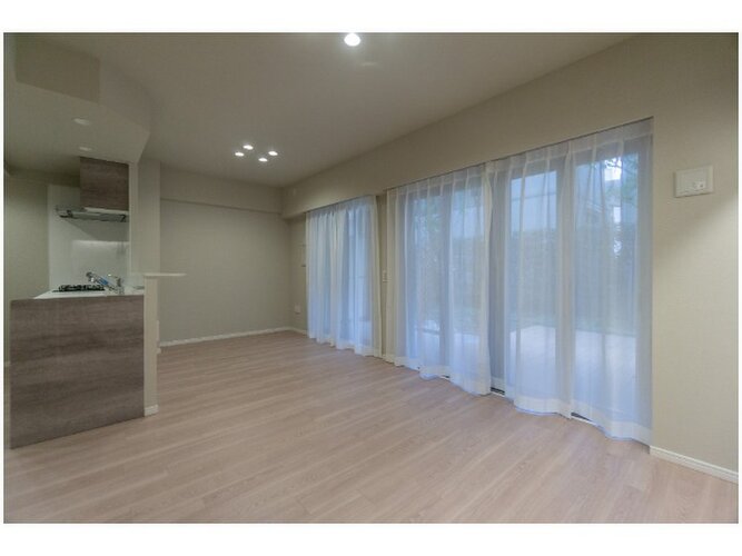 採光とライト使いで演出される落ち着きのある空間。ゆったりと伸びやかな時を過ごせそうです。 採光とライト使いで演出される落ち着きのある空間。ゆったりと伸びやかな時を過ごせそうです。