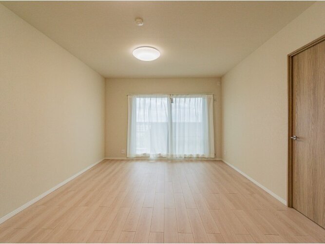 広々とした開放感を感じるLDK。思い思いに憩いの場所を作り上げていけそうです。