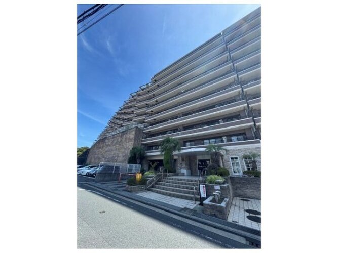 北久里浜駅まで徒歩3分。日常生活便利な立地に佇むマンションです。