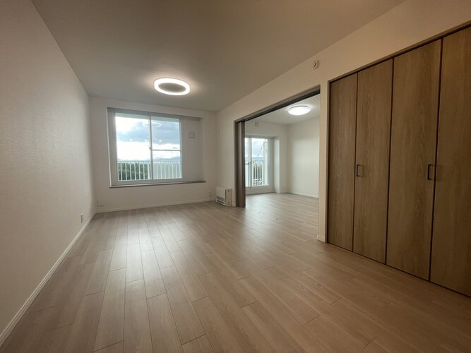 お部屋の形が綺麗なリビングの為、テーブルやソファなどの家具を一通り置くことができそうです♪ お部屋の形が綺麗なリビングの為、テーブルやソファなどの家具を一通り置くことができそうです♪