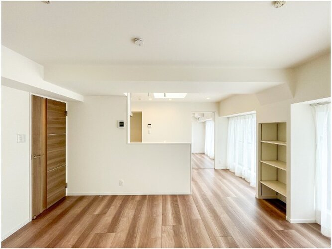 採光とライト使いで演出される落ち着きのある空間。ゆったりと伸びやかな時を過ごせそうです。