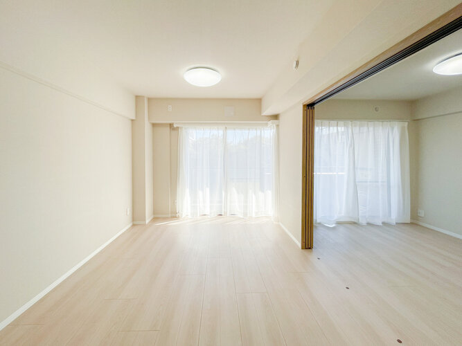 リビングとダイニング、2つの空間機能を使い分ける発想が、ライフスタイルに新しいゆとりをもたらします。 リビングとダイニング、2つの空間機能を使い分ける発想が、ライフスタイルに新しいゆとりをもたらします。