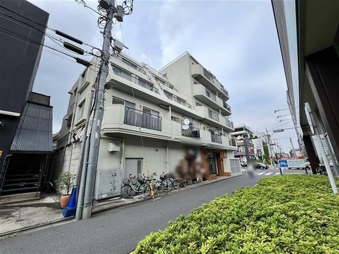 生活しやすいエレベータ付低層マンション。京浜急行線「大森町」駅まで徒歩10分ほど。