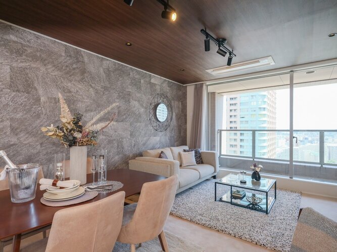 リビングには調湿・消臭機能があるエコカラットを採用しました。水拭きができるのでお手入れも簡単です。クォーツサイトの迫力ある石模様のデザインが特長で、気品溢れる空間を演出します。 リビングには調湿・消臭機能があるエコカラットを採用しました。水拭きができるのでお手入れも簡単です。クォーツサイトの迫力ある石模様のデザインが特長で、気品溢れる空間を演出します。