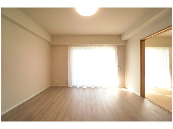 内装はシンプルに落ち着きのある空間にしています。ゆったりとしたひとときを過ごせそうです♪ 内装はシンプルに落ち着きのある空間にしています。ゆったりとしたひとときを過ごせそうです♪