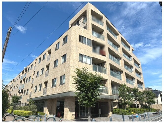 閑静な住宅街に佇むマンション。柔らかい色調とマットな素材が穏やかな雰囲気を奏でます。