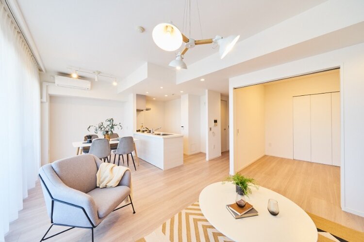 南東向き約19帖の明るいリビングダイニングです。 南東向き約19帖の明るいリビングダイニングです。