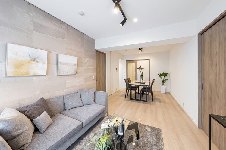 リュクスな暮らしが叶うリビングは木の温もりと上質感を味わえるお部屋です。床暖房が敷設され、大切なペットも一緒に、ご家族みなさんが一年中快適にお過ごしいただけます。