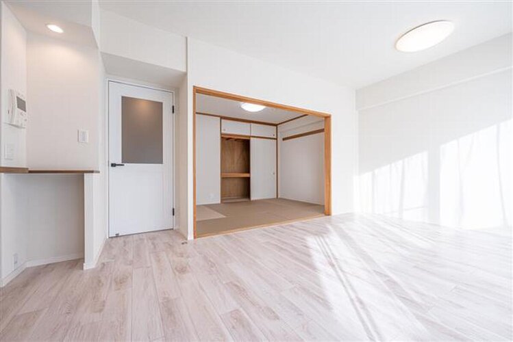 陽当り良好なLDKは、温かな陽光が帰ってきたくなる場所、安心できる場所として、リビングを演出します。 陽当り良好なLDKは、温かな陽光が帰ってきたくなる場所、安心できる場所として、リビングを演出します。