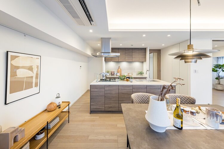 お部屋のインテリアにも成り得る上質なアイランドキッチンです。田中工藝製オリジナルで制作。職人さんの繊細な技術で、洗練された空間を創りあげました。 お部屋のインテリアにも成り得る上質なアイランドキッチンです。田中工藝製オリジナルで制作。職人さんの繊細な技術で、洗練された空間を創りあげました。