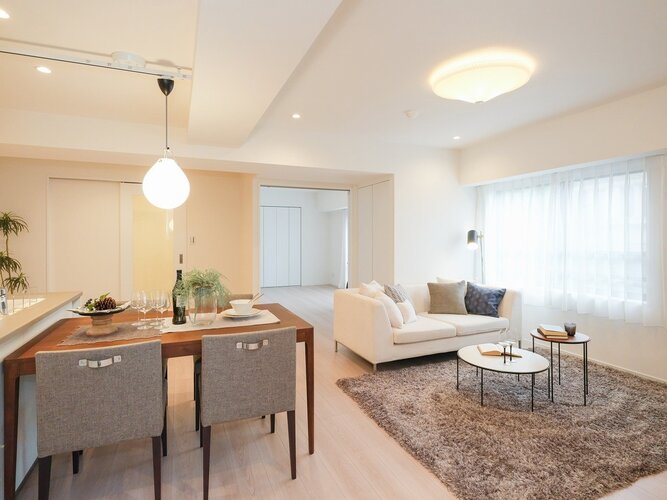 部屋の真ん中にあるリビングダイニング(約21.2帖)は、家族や友人と楽しい一時をお過ごしいただける空間です。 部屋の真ん中にあるリビングダイニング(約21.2帖)は、家族や友人と楽しい一時をお過ごしいただける空間です。