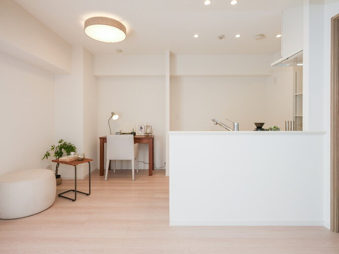 3Dパースのリビング画像です。窓からたっぷりと自然光が注がれるリビングです。心地よい時間が流れるお部屋は、ほっと一息つける安らぎの空間です。(現地の仕様や色合いと異なる場合がございます。 3Dパースのリビング画像です。窓からたっぷりと自然光が注がれるリビングです。心地よい時間が流れるお部屋は、ほっと一息つける安らぎの空間です。(現地の仕様や色合いと異なる場合がございます。