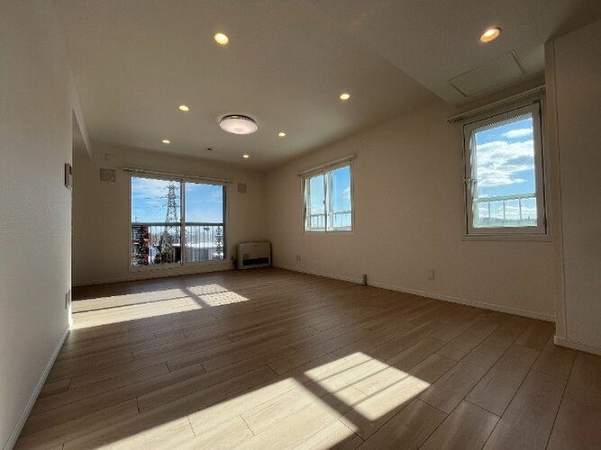 明るい風通しのよい空間のリビングダイニング。家具を置いても余裕を感じられる広さも魅力です。 明るい風通しのよい空間のリビングダイニング。家具を置いても余裕を感じられる広さも魅力です。