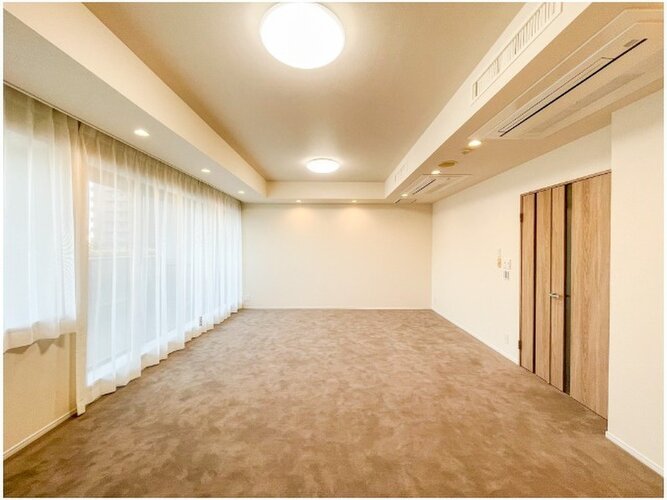 お部屋の形が綺麗なリビングの為、テーブルやソファなどの家具を一通り置くことができそうです♪