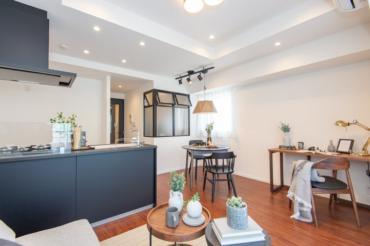 折り上げ天井や飾り窓、マホガニー柄のフローリングなど、華やかな印象を演出してくれるお部屋です。リビングダイニングには床暖房を敷設したので、寒い季節も足元からぽかぽか♪暖かく快適にお過ごしいただけます。 折り上げ天井や飾り窓、マホガニー柄のフローリングなど、華やかな印象を演出してくれるお部屋です。リビングダイニングには床暖房を敷設したので、寒い季節も足元からぽかぽか♪暖かく快適にお過ごしいただけます。