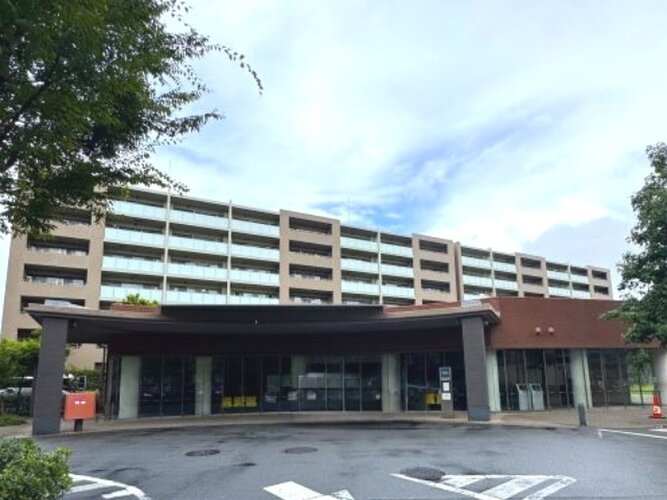 統一した色調でデザインされたマンションは周囲と調和した景観を生み出しています。