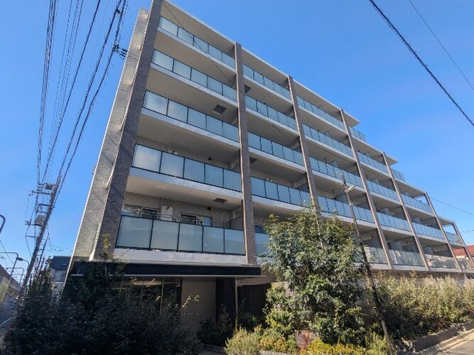 隙のないフォルムを包み込む植栽に囲まれたマンション。綺麗に手入れされております。 隙のないフォルムを包み込む植栽に囲まれたマンション。綺麗に手入れされております。