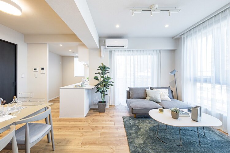 3方角部屋×隣接住戸のない独立性の高い住戸になります♪開放感と安らぎを享受したのびやかな住空間。温もりある木目調の上質な床材など、素材にこだわったお部屋です。 3方角部屋×隣接住戸のない独立性の高い住戸になります♪開放感と安らぎを享受したのびやかな住空間。温もりある木目調の上質な床材など、素材にこだわったお部屋です。