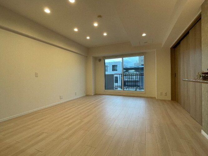 落ち着きのあるフローリングと清潔感のあるクロスが心和む空間を作り出しています。