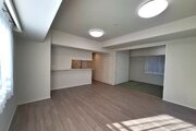大きな窓があることによって、景色との一体感が生まれ空間をより広く見せる役目を果たしています。 大きな窓があることによって、景色との一体感が生まれ空間をより広く見せる役目を果たしています。