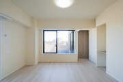 爽やかな風がそよぐ光に溢れた空間。清々しい気持ちになるお部屋です。 爽やかな風がそよぐ光に溢れた空間。清々しい気持ちになるお部屋です。