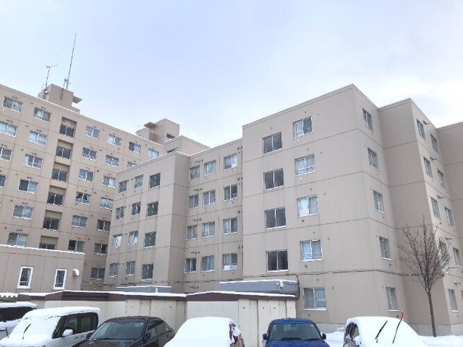 統一した色調でデザインされたマンションは周囲と調和した景観を生み出しています。 統一した色調でデザインされたマンションは周囲と調和した景観を生み出しています。