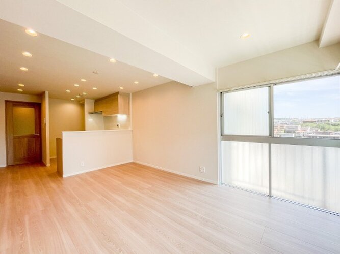 柔らかな色合いのフローリングと清潔感のあふれる白のクロスが明るい空間を創り出しているLDK。 柔らかな色合いのフローリングと清潔感のあふれる白のクロスが明るい空間を創り出しているLDK。