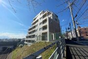 閑静な住宅街に佇むマンション。柔らかい色調とマットな素材が穏やかな雰囲気を奏でます。 閑静な住宅街に佇むマンション。柔らかい色調とマットな素材が穏やかな雰囲気を奏でます。