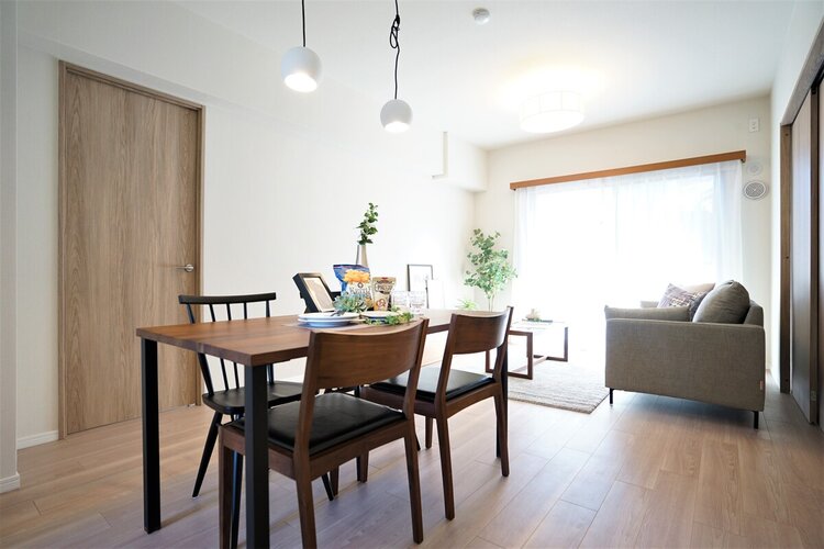 内装はシンプルに落ち着きのある空間にしています。ゆったりとしたひとときを過ごせそうです♪ 内装はシンプルに落ち着きのある空間にしています。ゆったりとしたひとときを過ごせそうです♪