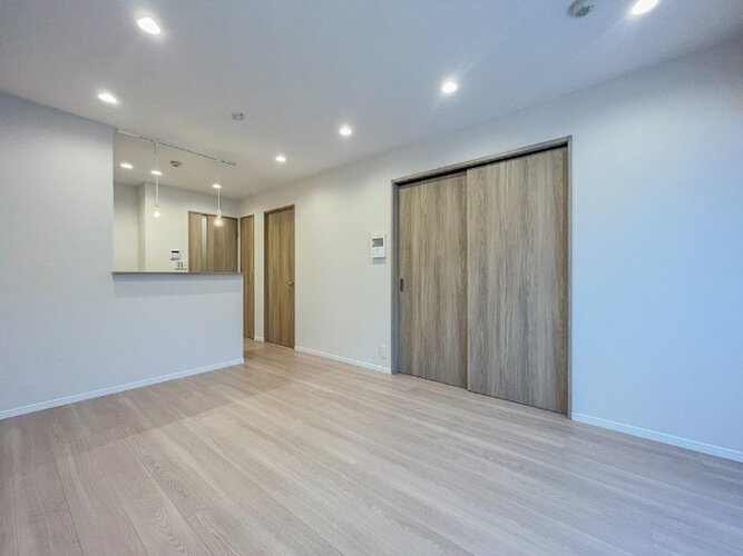 内装はシンプルに落ち着きのある空間にしています。ゆったりとしたひとときを過ごせそうです♪ 内装はシンプルに落ち着きのある空間にしています。ゆったりとしたひとときを過ごせそうです♪