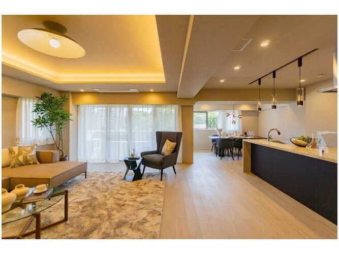 広さ32.1帖の落ち着いた雰囲気のLDK。伸びやかな空間の中で、ゆったりとしたひとときを過ごせそうです。 広さ32.1帖の落ち着いた雰囲気のLDK。伸びやかな空間の中で、ゆったりとしたひとときを過ごせそうです。