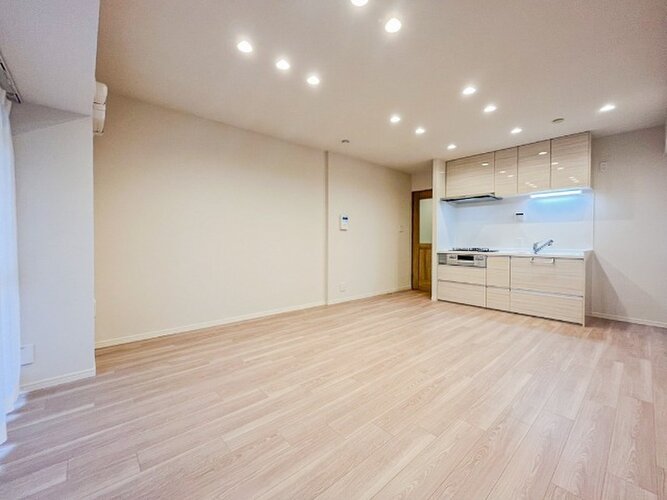 内装はシンプルに落ち着きのある空間にしています。ゆったりとしたひとときを過ごせそうです♪ 内装はシンプルに落ち着きのある空間にしています。ゆったりとしたひとときを過ごせそうです♪