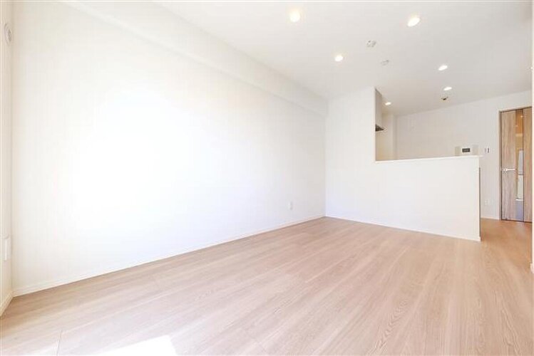 お部屋の形が綺麗なリビングの為、テーブルやソファなどの家具を一通り置くことができそうです♪ お部屋の形が綺麗なリビングの為、テーブルやソファなどの家具を一通り置くことができそうです♪