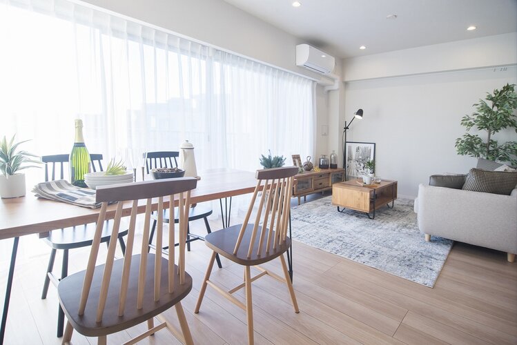 南向きの大きな窓があり、明るいリビングダイニング(約15.5帖)です。床暖房があるため、冬でも暖かく過ごすことができます。