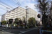 東武伊勢崎線「梅島」駅まで徒歩6分。都市機能の利便性を感じられる立地に建つマンションです。