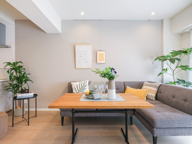 ペールグレーのフローリングやくすみグレーのアクセントクロスが、上質で安らぎ溢れる住空間を演出します。リビングの壁にはピクチャーレールがあるので、壁を傷つける心配なくお気に入りのインテリアを楽しめます。 ペールグレーのフローリングやくすみグレーのアクセントクロスが、上質で安らぎ溢れる住空間を演出します。リビングの壁にはピクチャーレールがあるので、壁を傷つける心配なくお気に入りのインテリアを楽しめます。