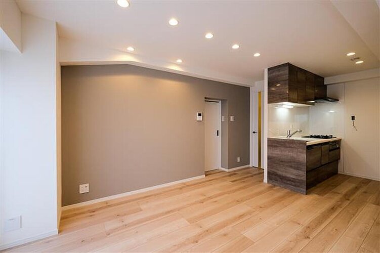 LDK 約10.3帖。陽当たり良好でも落ち着ける色調です。 LDK 約10.3帖。陽当たり良好でも落ち着ける色調です。