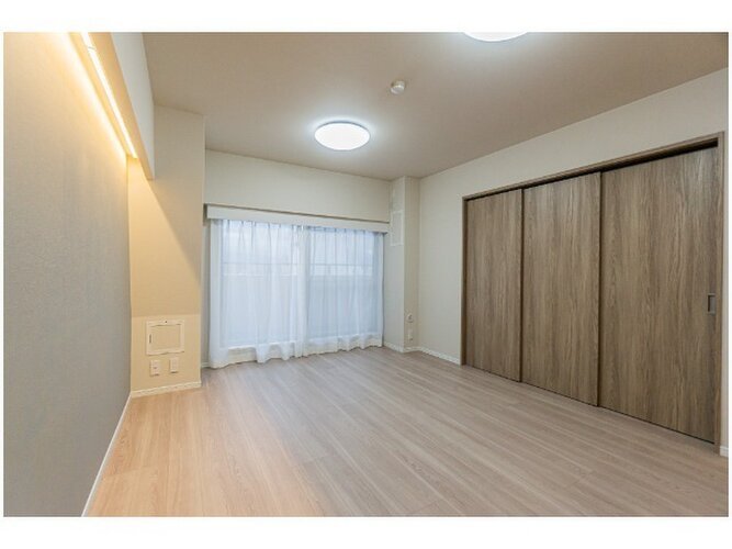 採光とライト使いで演出される落ち着きのある空間。ゆったりと伸びやかな時を過ごせそうです。