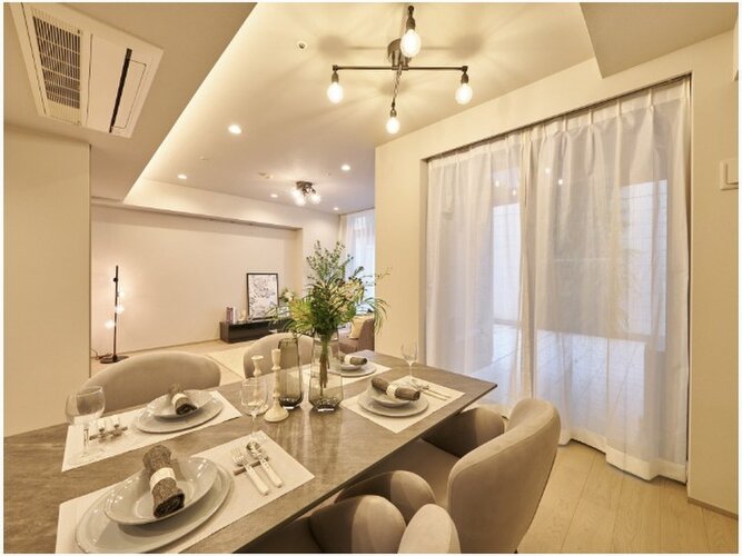 お部屋の形が綺麗なリビングの為、テーブルやソファなどの家具を一通り置くことができそうです♪