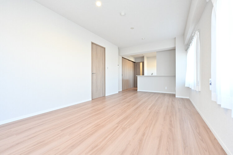 お部屋の形が綺麗なリビングの為、テーブルやソファなどの家具を一通り置くことができそうです♪ お部屋の形が綺麗なリビングの為、テーブルやソファなどの家具を一通り置くことができそうです♪