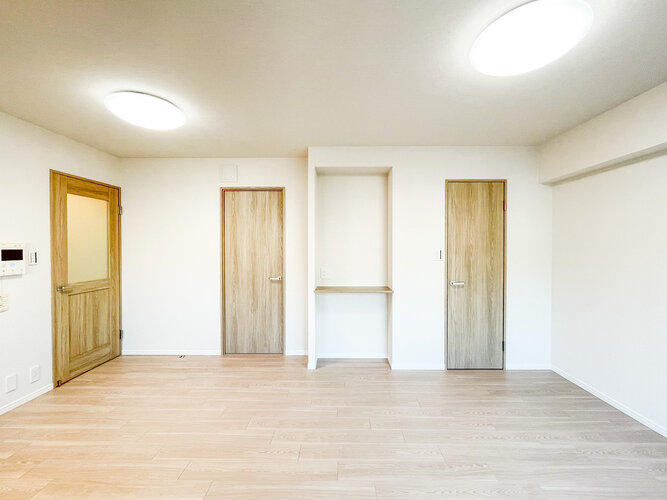 お部屋の形が綺麗なリビングの為、テーブルやソファなどの家具を一通り置くことができそうです♪ お部屋の形が綺麗なリビングの為、テーブルやソファなどの家具を一通り置くことができそうです♪